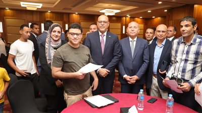 وزير العمل ومحافظ القاهرة يسلمان عقود 100 وظيفة لذوي الهمم