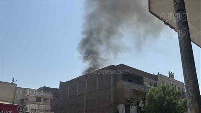 نشوب حريق أعلى سطح عقار سكني بوسط مدينة الأقصر