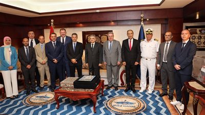 رئيس هيئة قناة السويس يبحث مستجدات العمل بشركة إزالة مخلفات السفن
