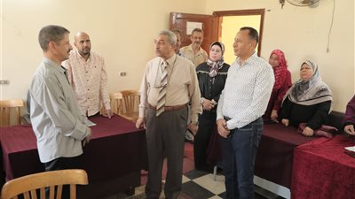 للوقوف على سير العمل، وكيل التعليم يتفقد إدارة الخارجة التعليمية ويناقش العاملين