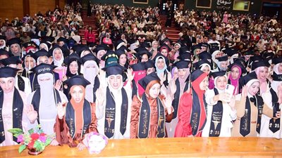 تعيين 16 معيدا بحفل تخرج الدفعة 15 بكلية التمريض بجامعة سوهاج 