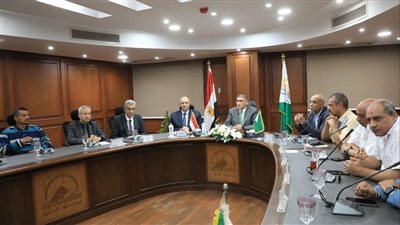 محافظ الجيزة يسلم 20 عقد تقنين أراضي أملاك دولة للمواطنين 