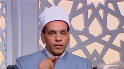 هل مصافحة المرأة الأجنبية حرام؟ أمين الفتوى يجيب (فيديو)