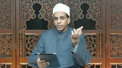 هل يجوز تأخير الصلوات الخمس وجمعها في آخر اليوم؟ أمين الفتوى يجيب (فيديو)