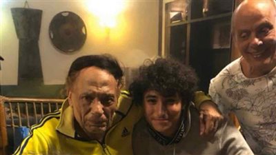 أكرم السعدني ينشر صورة للزعيم عادل إمام مع شقيقه