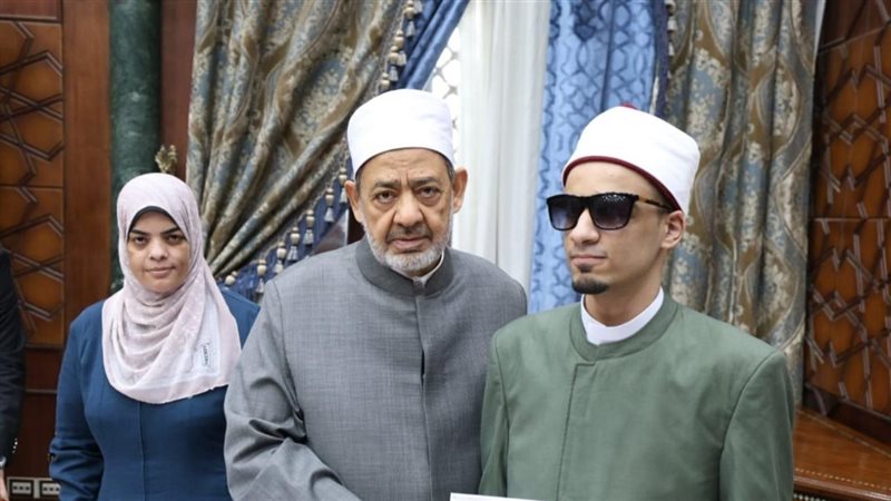 شيخ الأزهر يكرِّم