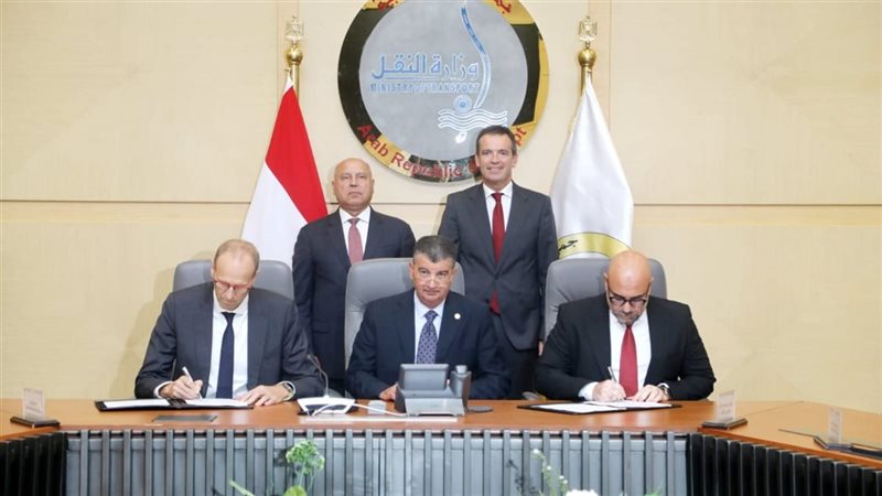 جانب من توقيع اتفاقية