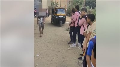 فحص فيديو تعدي سائق توك توك على المارة أمام مدرسة بنات في الهرم