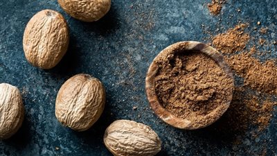 فوائد جوزة الطيب، تحارب البكتيريا الضارة وتحسن صحة الكبد والذاكرة 