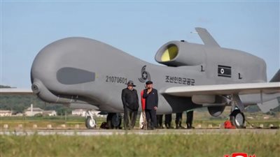 زعيم كوريا الشمالية يشرف على تجارب لطائرات مسيرة ويأمر بدعمها بالذكاء الاصطناعي (صور)