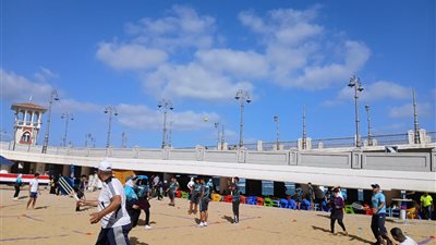 رغم غلقه بسبب اضطراب البحر، شاطئ جزيرة الذهب بالإسكندرية يشهد إقبالًا على لعبة 