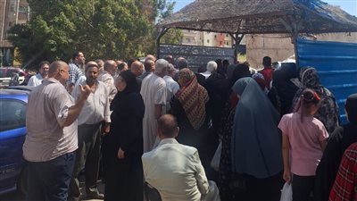 زحام على المعرض الدائم للسلع الغذائية بالمنصورة 