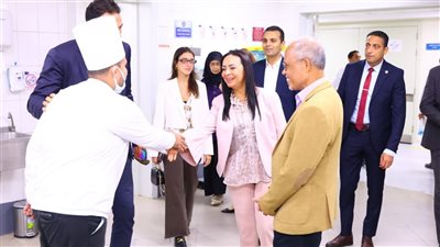 مايا مرسي تصطحب وزير الأسرة بجمهورية سنغافورة في زيارة لمستشفى الناس