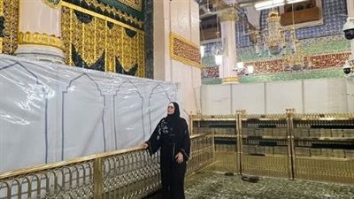 دموع ياسمين عبد العزيز في العمرة تحرك مشاعر جمهورها (فيديو)