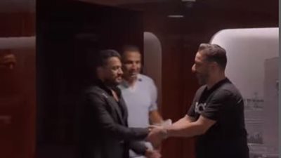 حاول إخفاء إصابة قدمه، تامر حسني يصل البحرين لإحياء حفله الليلة (فيديو)