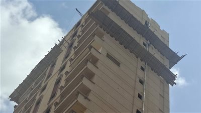 لجنة المنشآت الآيلة للسقوط بالإسكندرية تتابع أعمال إزالة الأدوار المخالفة بعقار المنتزه المائل