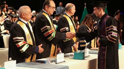 وزير قطاع الأعمال يشهد تخرج دفعة جديدة من طلبة البكالوريوس بالأكاديمية العربية
