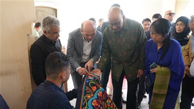11 صورة ترصد جولة الرئيس السنغافوري بمركز الحرف بالفسطاط