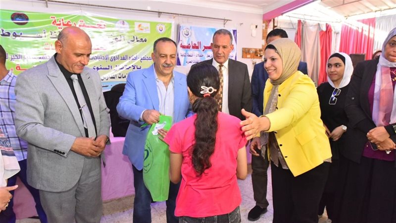 محافظ أسيوط يسلم
