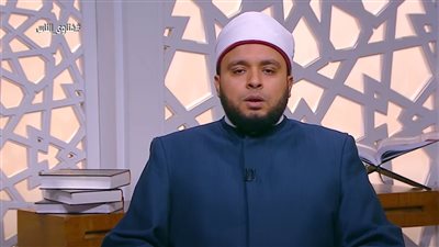 ما حكم سماع الأغاني بدون موسيقى؟ أمين الفتوى يحسم الجدل (فيديو)