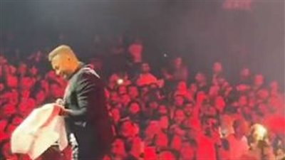 رغم إصابته، تامر حسني يقفز من على المسرح لمصافحة معجب (فيديو)