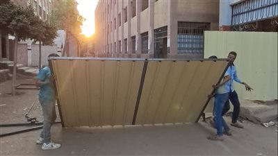 طابور صباح وأنشطة طلابية في الشارع، سور متحرك ينهي معاناة 38 سنة بمدارس ورورة ببنها (صور)