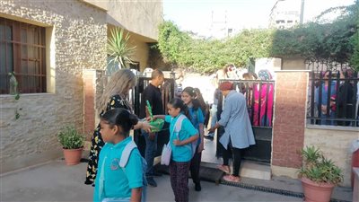 بالشيكولاتة والاستعراضات، مدرسة بالمنصورة تستقبل طلابها في أول أيام دراسة (فيديو) 