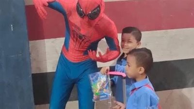 تحقيقًا لرغبة طفليه، ولي أمر يرتدي زي سبايدر مان في أول يوم دراسي (فيديو وصور) 