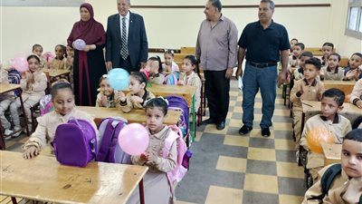 توزيع الحلوى والكتب المدرسية في أول أيام العام الدراسي الجديد بالبحيرة 