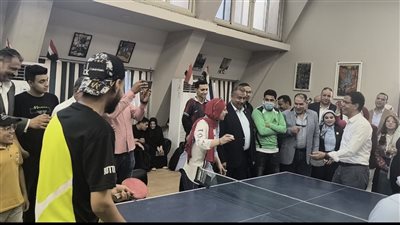 رئيس جامعة بنها يشارك الطلاب لعب تنس الطاولة أول يوم بالعام الدراسي الجديد (فيديو)