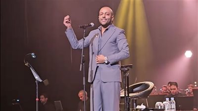 تامر عاشور يشعل أجواء حفل الكويت بأغنية 