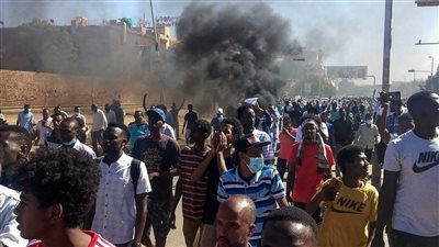 الشرطة السودانية تفرق آلاف المحتجين بالغاز المسيل للدموع 