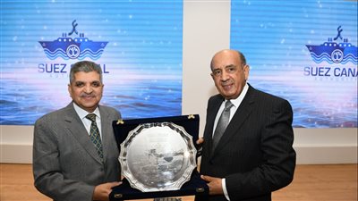 الفريق أسامة ربيع: 6 مليارات دولار إيرادات قناة السويس الجديدة | صور