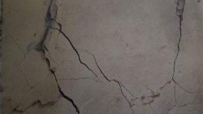 بعد حدوث تصدعات..إخلاء عقار من السكان بمصر القديمة | صور