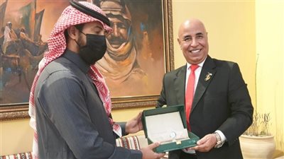 الداخلية السعودية تقدم درعًا تذكاريًا لنائب رئيس اتحاد المصريين بالمملكة