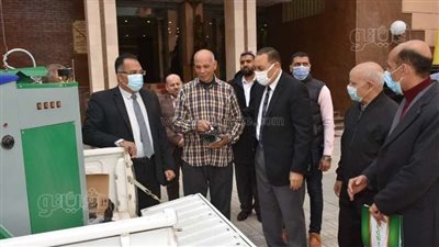 محافظ الشرقية أهداه مكواة بخار.. معاناة مسن يعول 3 أبناء بديرب نجم|صور