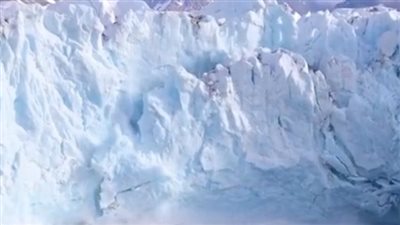 الرعب يجتاح النشطاء.. لحظة انهيار جزء من نهر القيامة الجليدى|فيديو