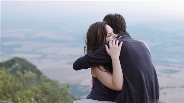 تفسير حلم حضن الحبيب للعزباء في المنام وعلاقته بالارتباط الرسمي