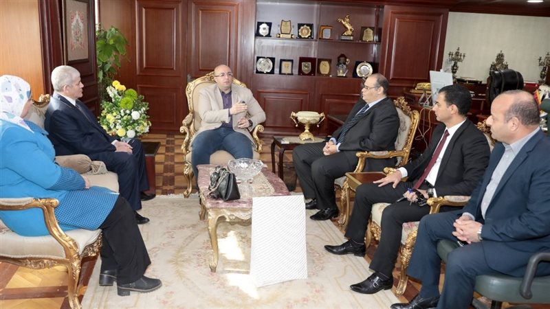 محافظ بني سويف يبحث