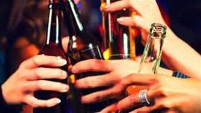 دراسة: النساء تشرب الكحول أكثر من الرجال