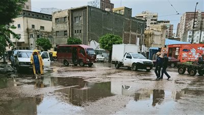 انتشار برك مياه الأمطار في شوارع وميادين الإسكندرية | صور
