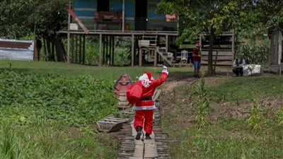 بابا نويل يوزع هدايا عيد الميلاد على أطفال الغابات الاستوائية |صور 