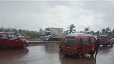 محافظ الإسكندرية يتابع رفع مياه الأمطار والثلج بكوبري التاريخ | صور 