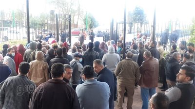 شمال يمين مش عايزين نيفين.. العاملون بـ الكتب والوثائق يمنعون رئيسة الدار من الدخول