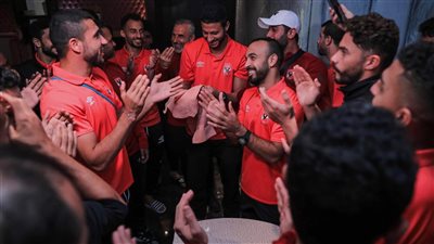 السوبر الأفريقي | لاعبو الأهلي يحتفلون بعيد ميلاد الشناوي