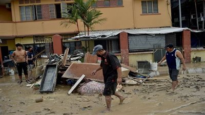 وفاة 7 أشخاص وإجلاء 51 ألفا في فيضانات مدمرة بماليزيا| صور