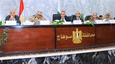 محافظ سوهاج يعقد اجتماعا لمناقشة مشروعات المبادرة الرئاسية 