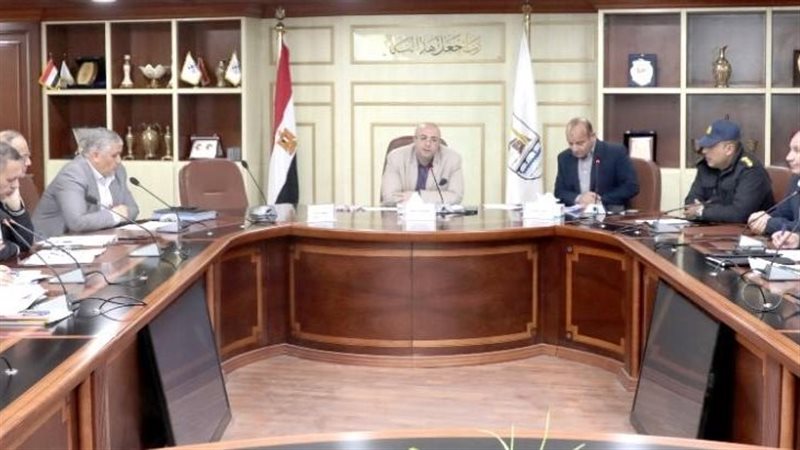 محافظ بني سويف يناقش