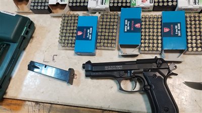 ضبط محاولة تهريب طبنجة صوت ومطواة وعدد من الطلقات بمطار القاهرة