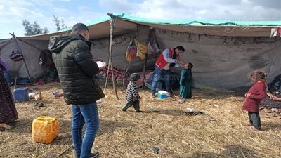 الرحالة والأمهات الشقيانة لهم نصيب.. فرق التطعيم بالشرقية يواصلون مهمة إنقاذ الاطفال | صور